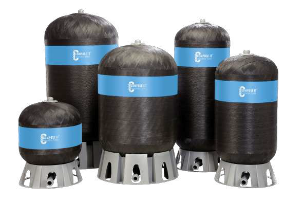 Photo de la gamme Compose It : 5 réservoirs composites de tailles différentes alignés sur fond blanc, corps noir fibre de verre, bandeau cyan COMPOSE IT au milieu et socle métallique en étoile