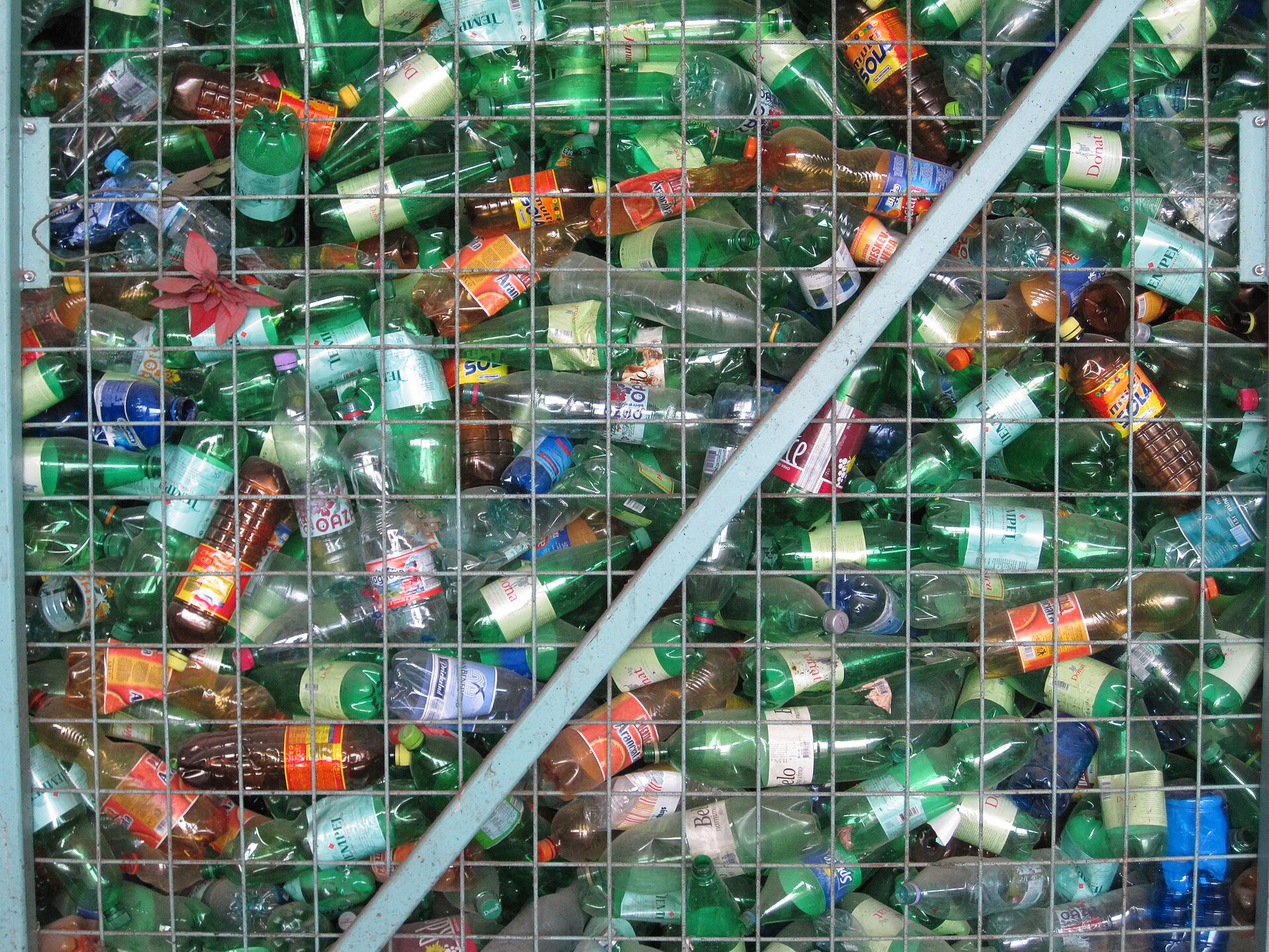 Pile de bouteilles plastique destinées au recyclage
