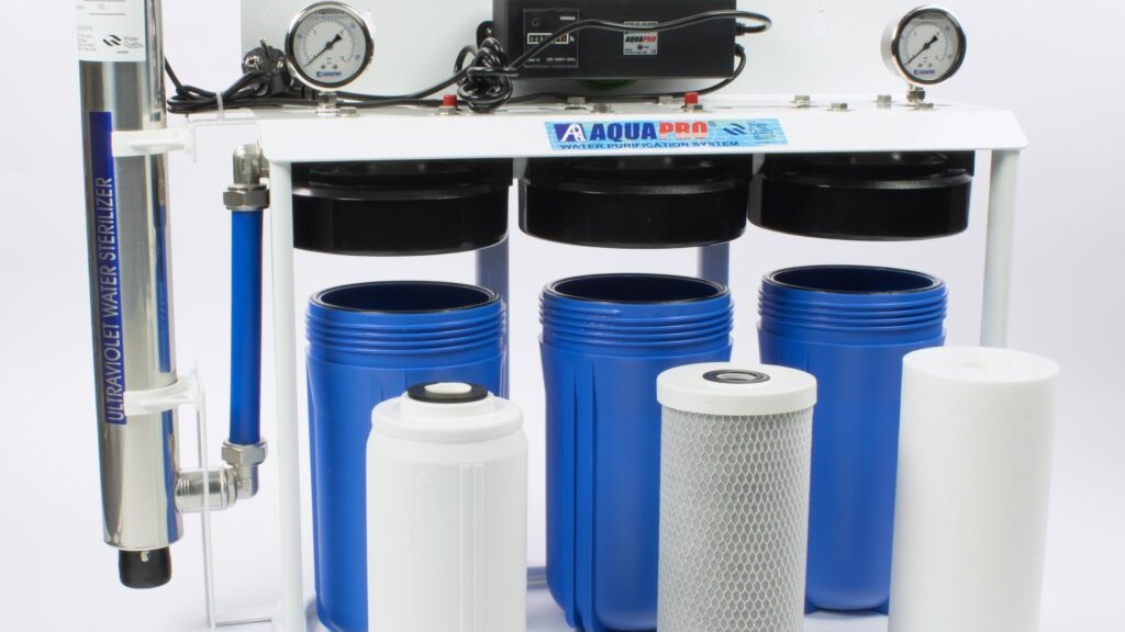 Système de filtration professionnel avec ses cartouches : préfiltre sédiment, charbon bloc et corps de filtres