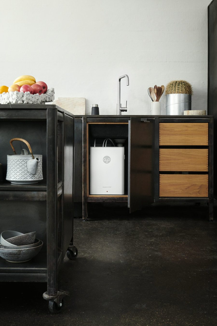 Cuisine moderne avec l'osmoseur A2O Pure installé sous le plan de travail